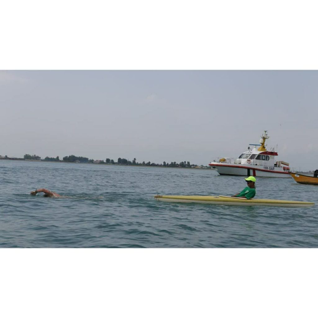 سریعترین زمان شنا کردن 10 کیلومتر در حال کشیدن قایق کایاک با سرنشین